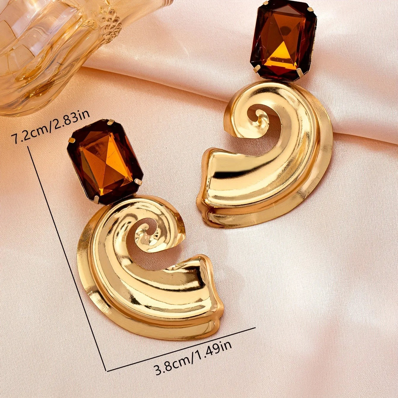 A Pair of European and American Popular, Sexy, Stylish, Casual and Versatile Women's Earrings