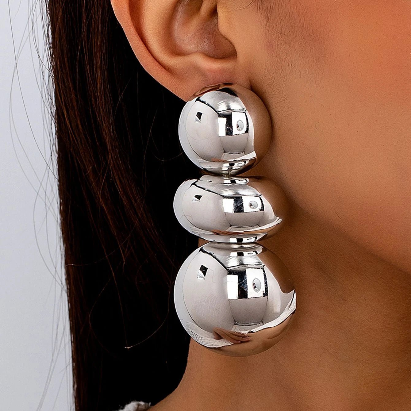 A Pair of Women's Earrings, Exaggerated Glossy Geometric Round Stud Earrings, Suitable for Wearing at Banquets and Balls