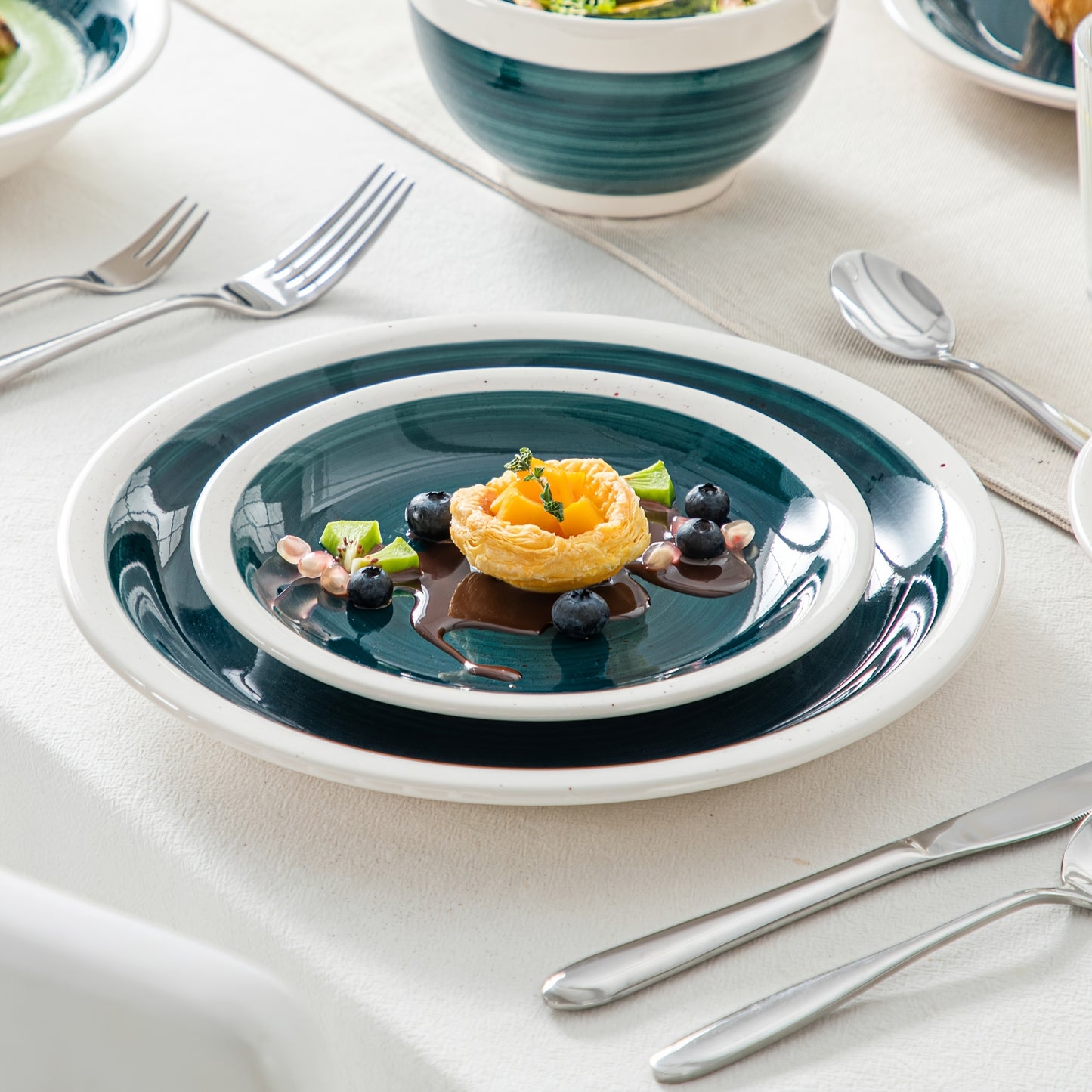 16-Piece Green Ceramic Dinnerware Set - Durable Porcelain, Stylish Glaze, Perfect for 4 - Includes Plates, Bowls & Mugs, Ideal for Everyday Use & Entertaining
