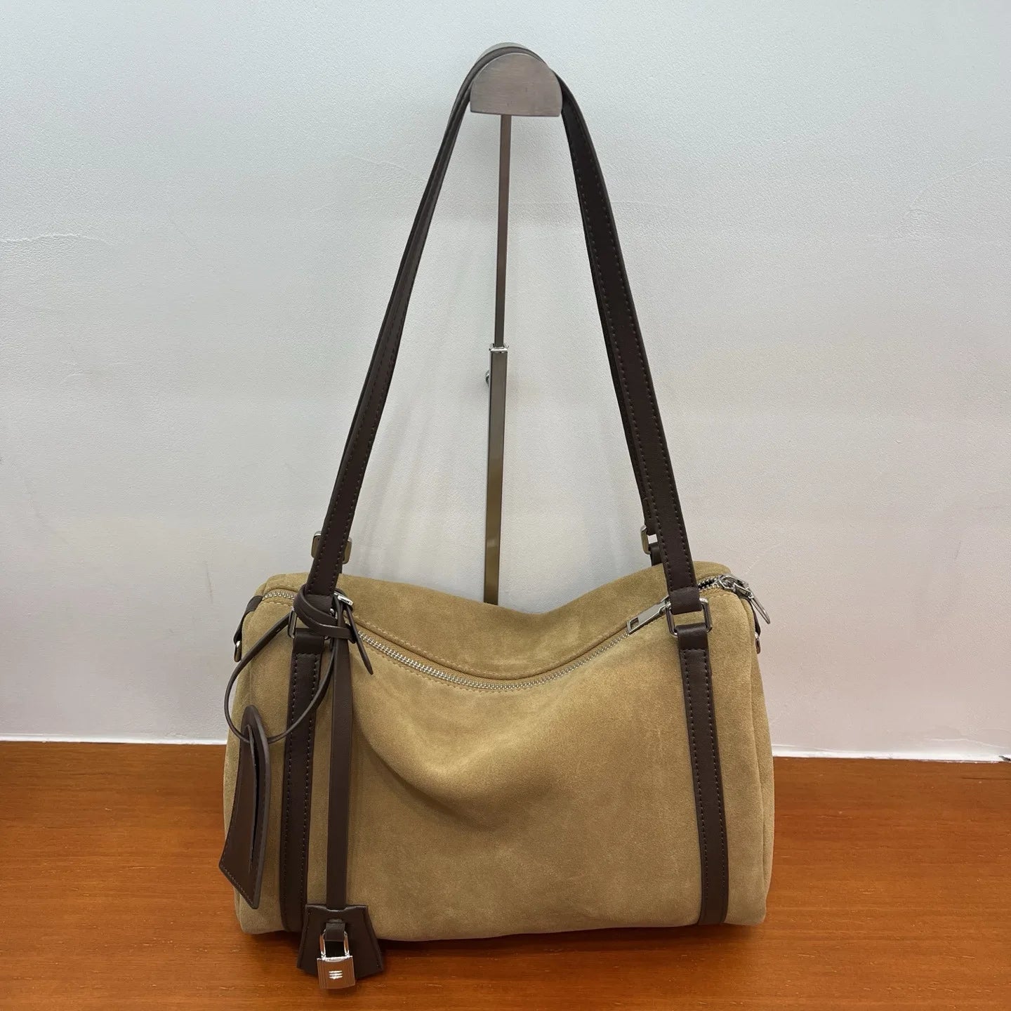 2025 Blogger Hot Boston Pillow Bags Women Genuine Leather Shoulder Tote Bag Large Capacity Soft Pillow Design Commute Daily Bags