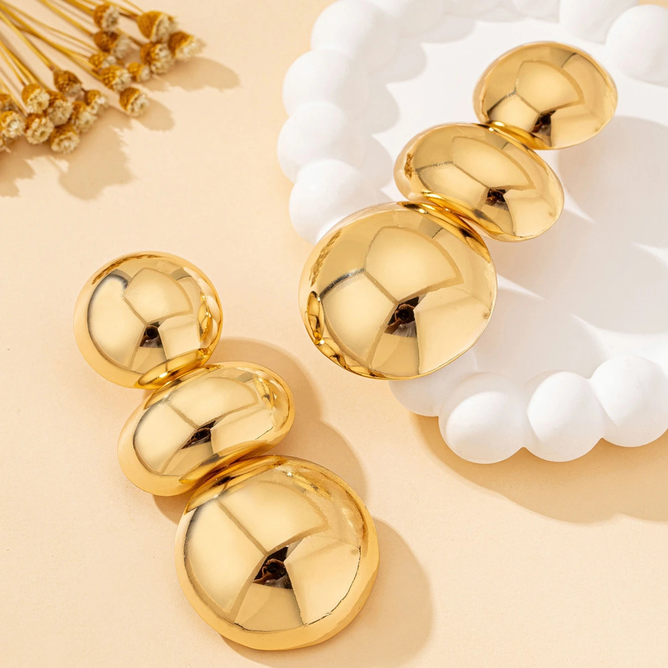 A Pair of Women's Earrings, Exaggerated Glossy Geometric Round Stud Earrings, Suitable for Wearing at Banquets and Balls