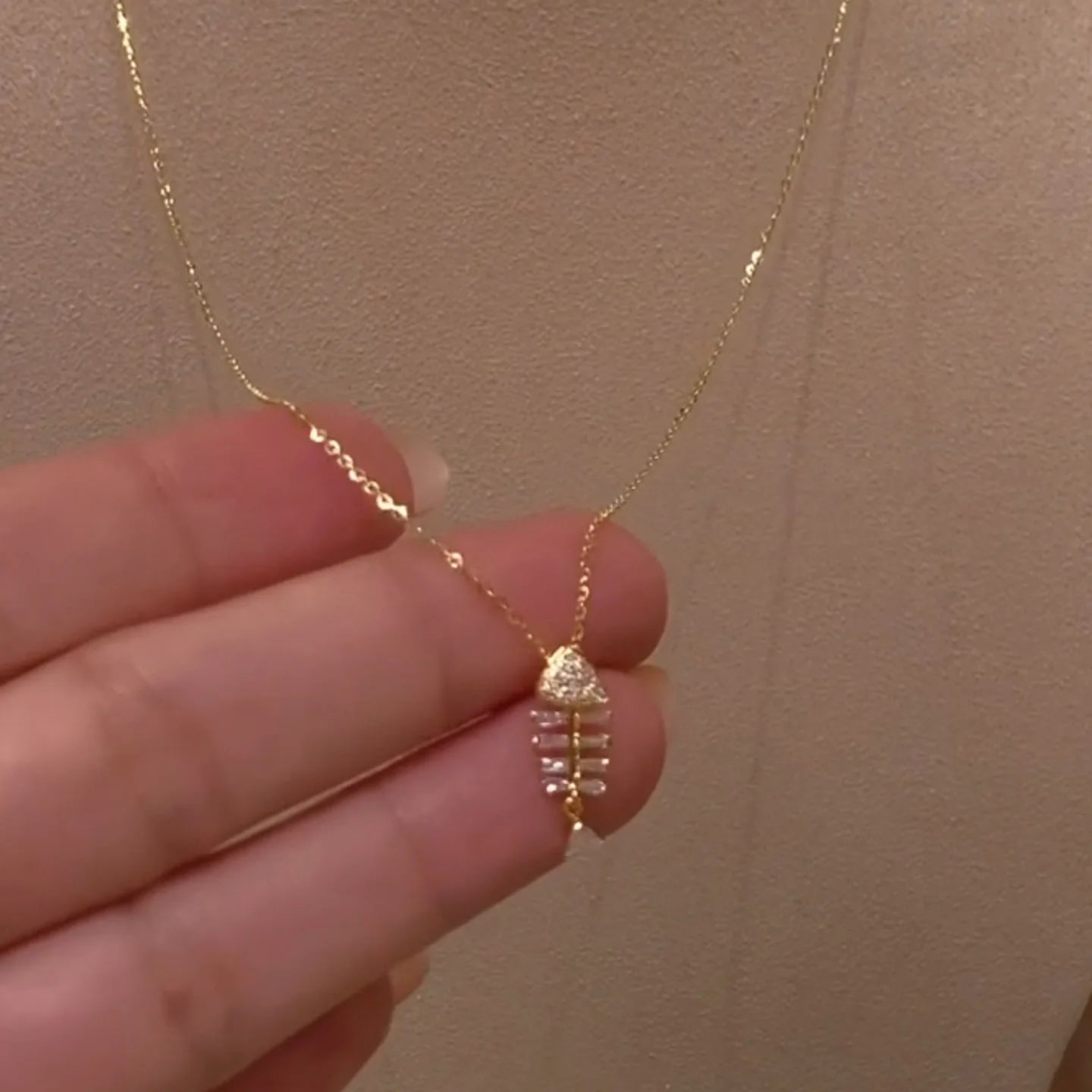 Exquisite sparkling diamonds inlay small fishbone pendant fine necklace high-end suitable for daily art choker charms jewelry