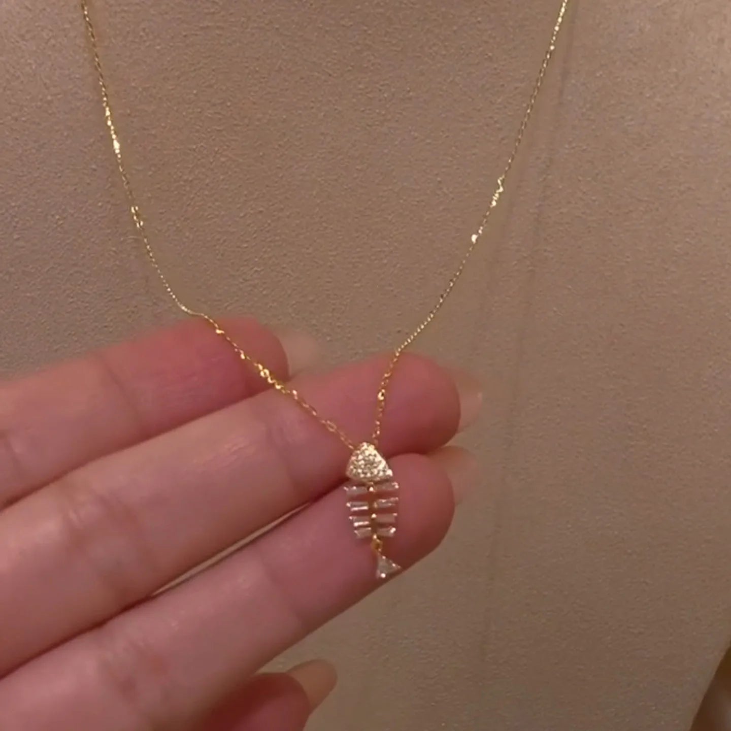 Exquisite sparkling diamonds inlay small fishbone pendant fine necklace high-end suitable for daily art choker charms jewelry