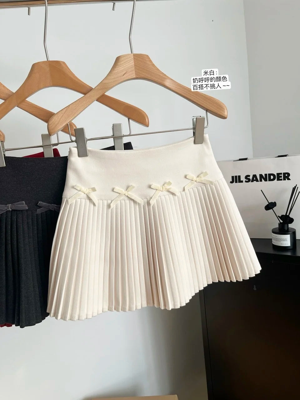 Women's Autumn/Winter Velvet Bow Solid Color Mini Short Skirt High Waist Sweet All match Elegant A-line Pleated Skirt 2024 New