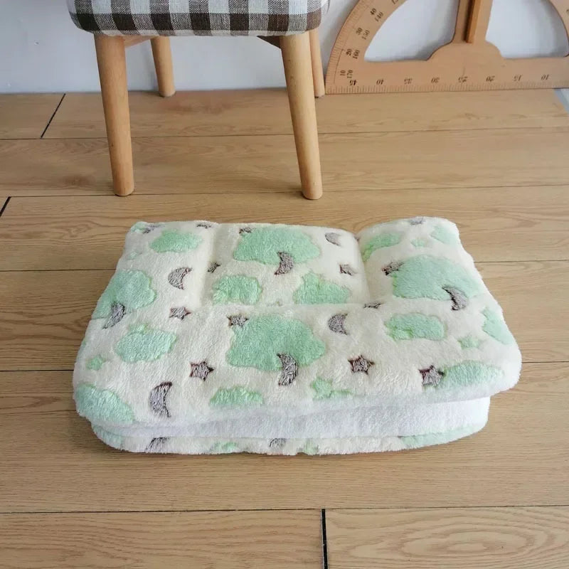 57x38cm Comfortable Flannel Pet Mat Dog Bed Cat Bed Thickened Sleeping Mat Dog Blanket Mat Suitable for Puppies Kittens Pet Rug