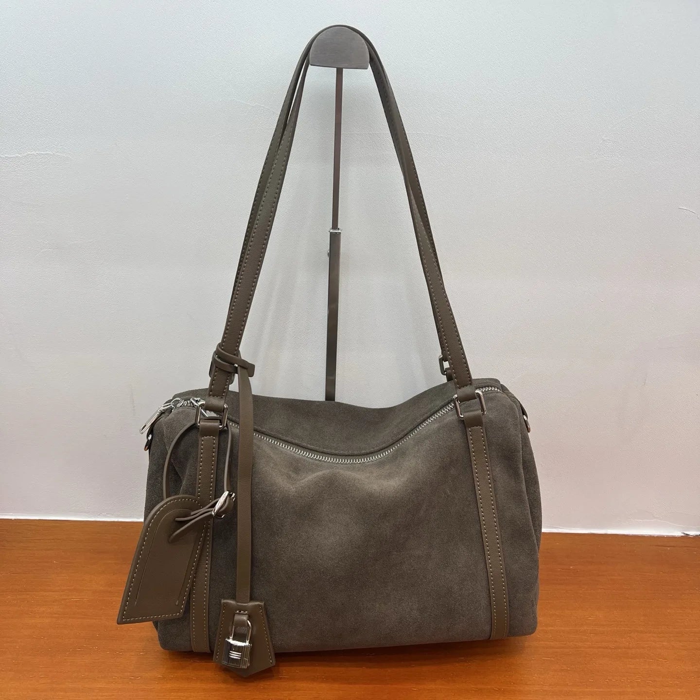 2025 Blogger Hot Boston Pillow Bags Women Genuine Leather Shoulder Tote Bag Large Capacity Soft Pillow Design Commute Daily Bags