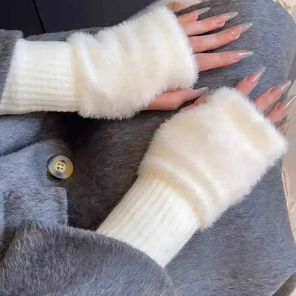 Women's warm and protective half-finger gloves suitable for spring, autumn and winter. Soft and comfortable.