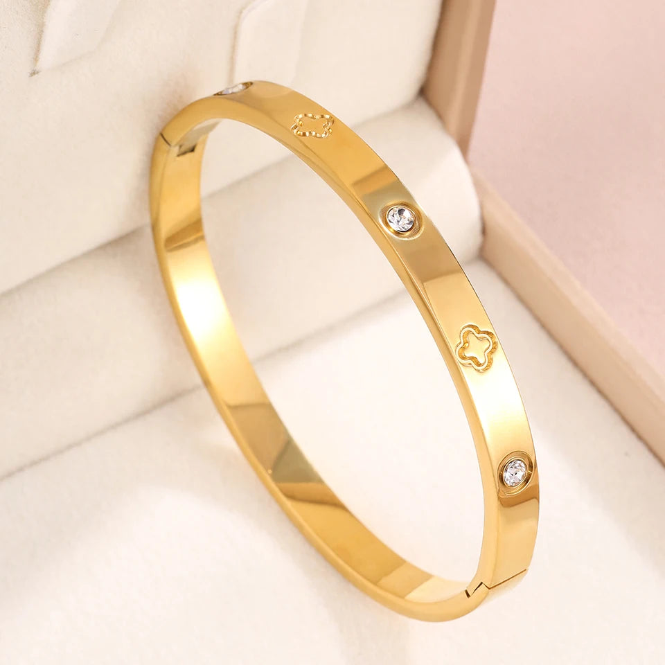Luxurious and romantic diamond-encrusted bracelets are fashionable jewelry suitable for women to attend parties and banquets.
