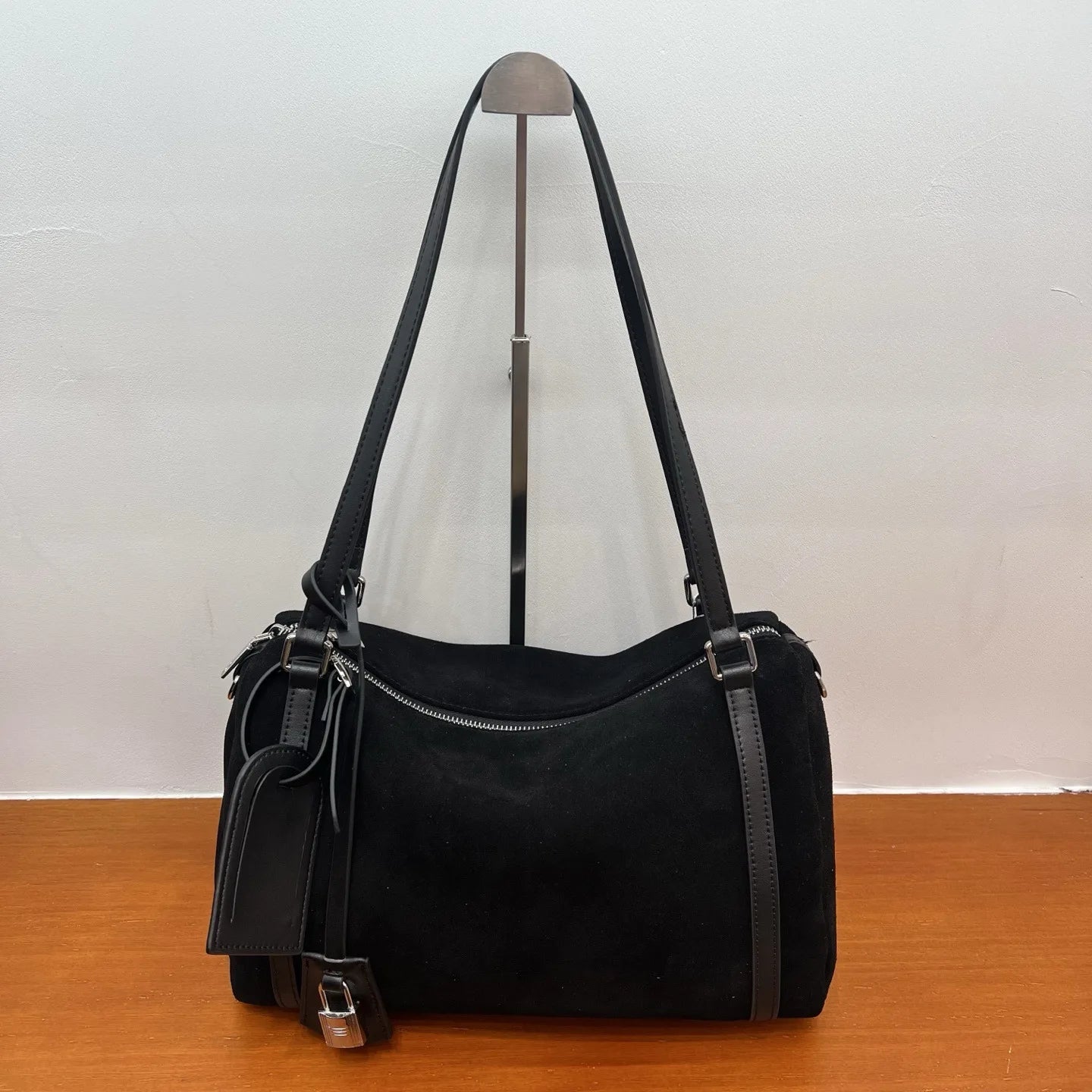 2025 Blogger Hot Boston Pillow Bags Women Genuine Leather Shoulder Tote Bag Large Capacity Soft Pillow Design Commute Daily Bags