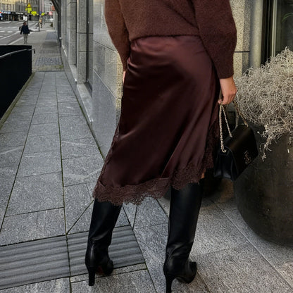 Xingqing y2k Women Skirt Elegant Clothes Solid Color Elastic Waist Lace Patchwork Irregular Hem Side Slit Midi Skirts Clubwear