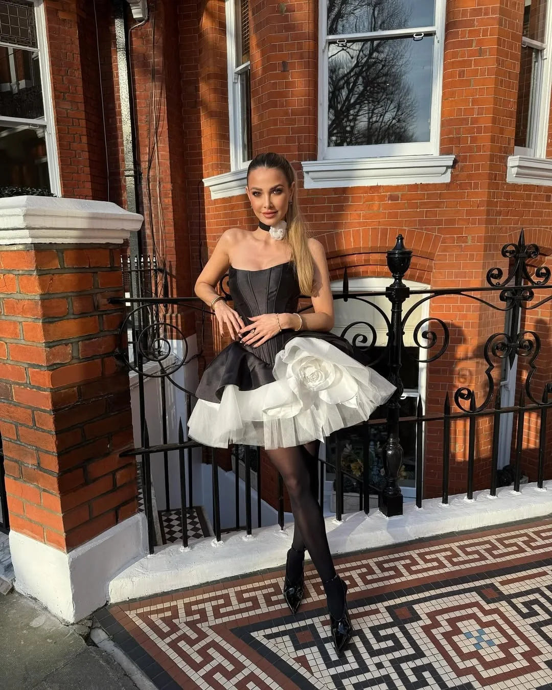 Fashion 2 Colors Short Prom Party Dresses Black White Ruffle Rose Flower Chic Women Formal Occasion Dress Wedding Second Dress