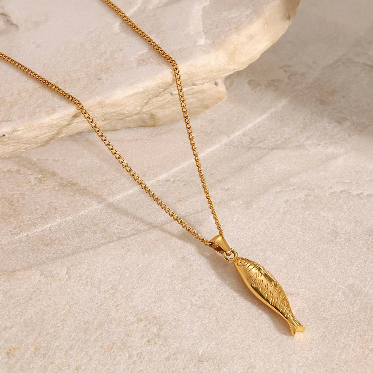 Uworld Minimalism Articulated Fish Necklace Pisces Necklace Sea Lover Necklace for Women Everyday Necklace Gift