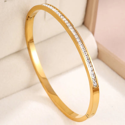 Luxurious and romantic diamond-encrusted bracelets are fashionable jewelry suitable for women to attend parties and banquets.