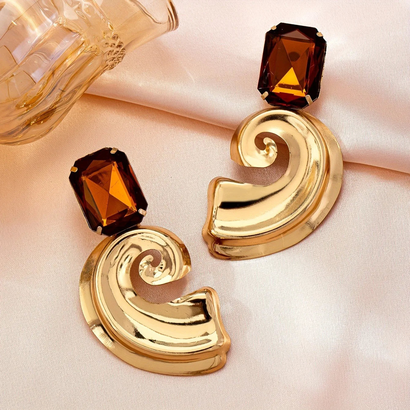 A Pair of European and American Popular, Sexy, Stylish, Casual and Versatile Women's Earrings